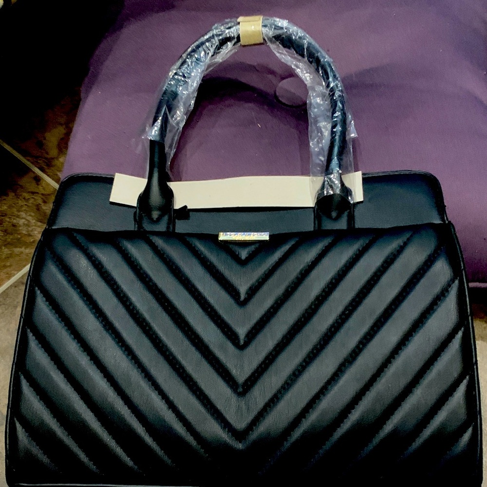 Brand New
Badgley Mischka Handbag. Can be used Shoulder Strap or Handle.